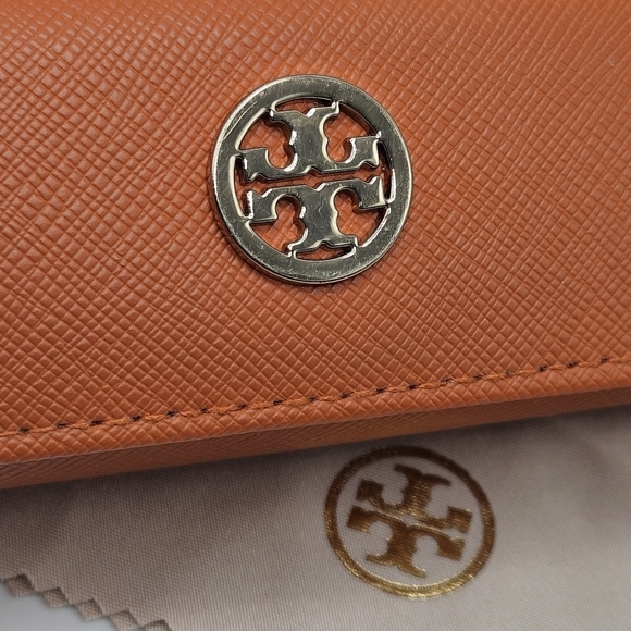 Tory Burch Logo Slim Eyeglasses Case with Cleaning Cloth - Picture 2 of 3